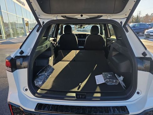 New 2026 Volkswagen Tiguan SE R-Line image 17