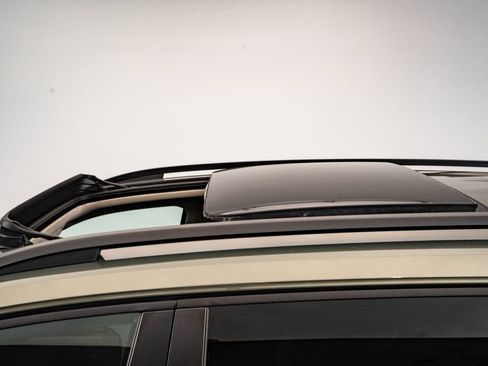 Used 2025 Volkswagen Atlas Peak Edition SE AWD/4WD image 14