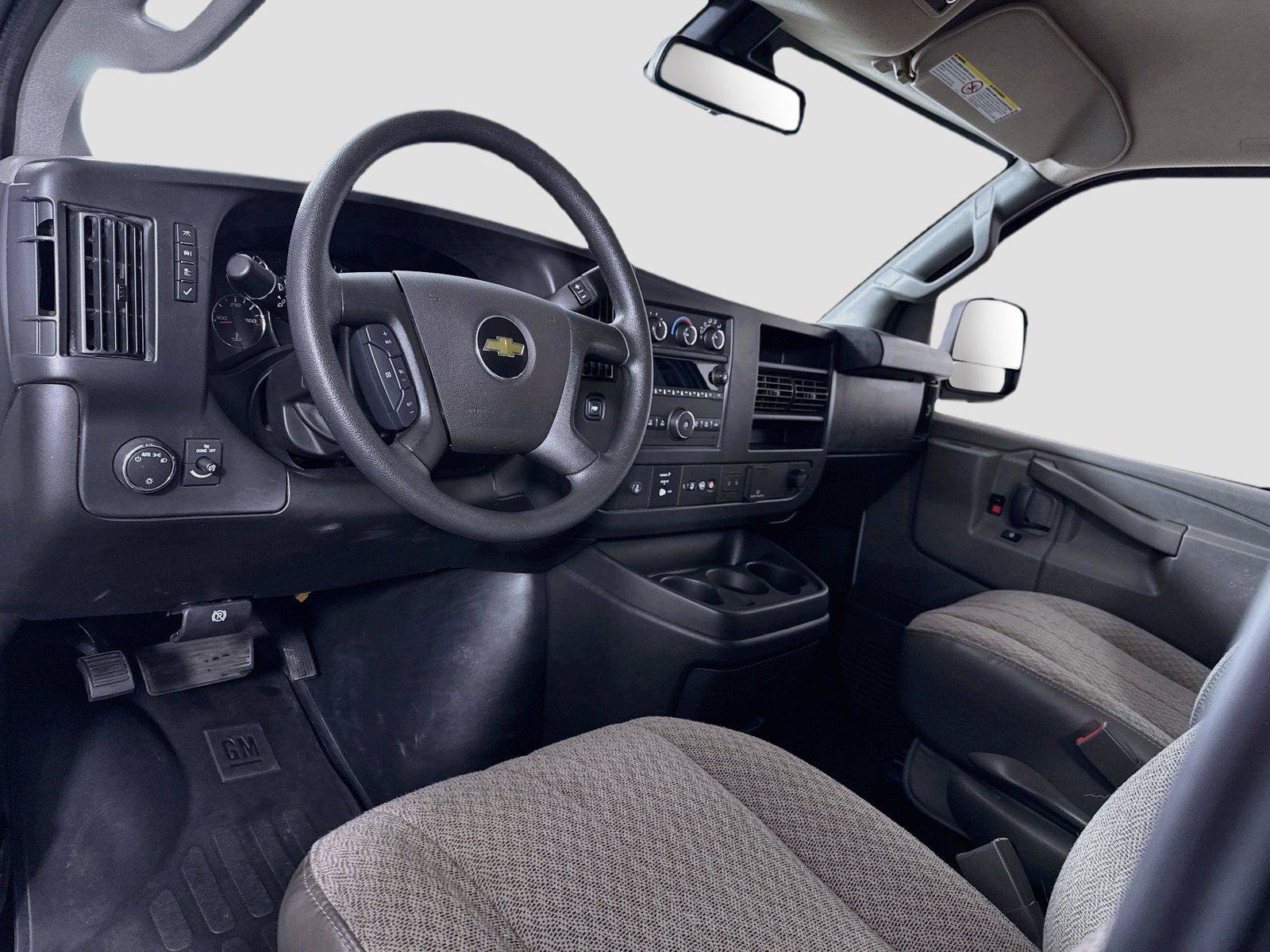 Used 2025 Chevrolet Express 3500 LT w/ LT Preferred Equipment Group RWD image 3