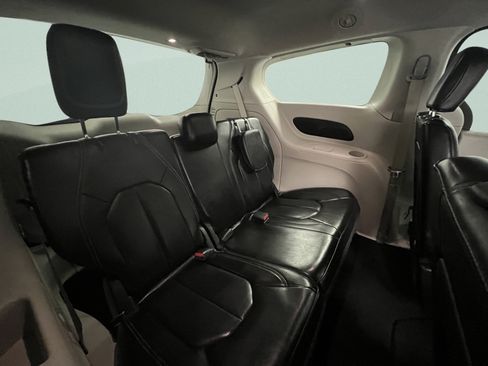 Used 2023 Chrysler Pacifica Touring-L FWD image 39