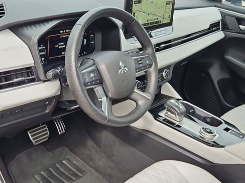 Used 2025 Mitsubishi Outlander SEL image 10