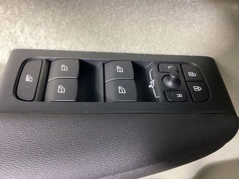 New 2026 Volvo XC40 B4 Plus w/ Climate Package image 18