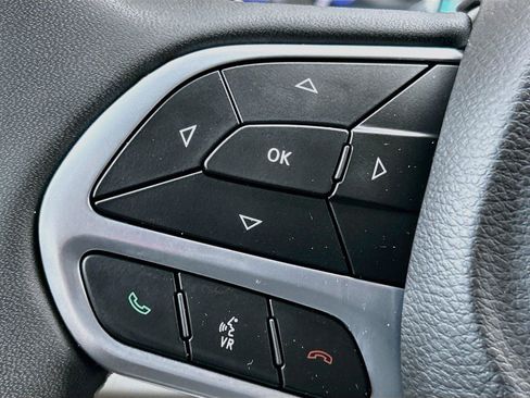 Used 2024 Chrysler Pacifica Limited FWD image 35