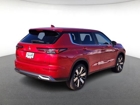 New 2025 Mitsubishi Outlander SE image 3