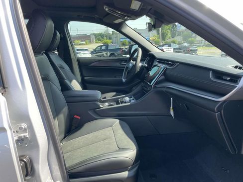 New 2025 Jeep Grand Cherokee Altitude image 15