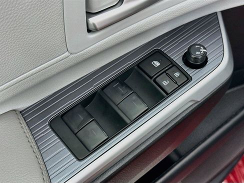 Certified 2026 Toyota Sienna XLE FWD image 31