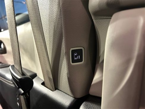 Used 2023 Chrysler Pacifica Limited image 32