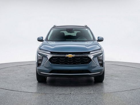 Used 2025 Chevrolet Trax LT image 2