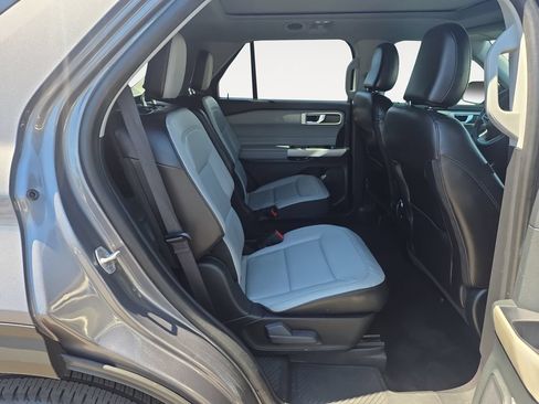 Used 2021 Ford Explorer XLT w/ Equipment Group 202A AWD/4WD image 12