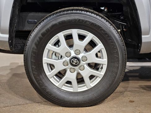 Certified 2025 Toyota Tacoma SR5 w/ SR5 Upgrade Package AWD/4WD image 17