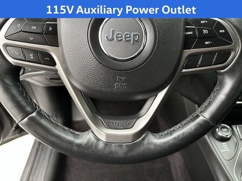 Used 2019 Jeep Cherokee Latitude Plus w/ Comfort/Convenience Group AWD/4WD image 17