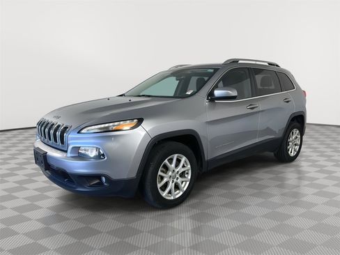 Used 2017 Jeep Cherokee Latitude image 3