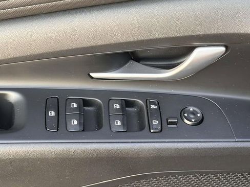 Used 2023 Hyundai Elantra Limited FWD image 17