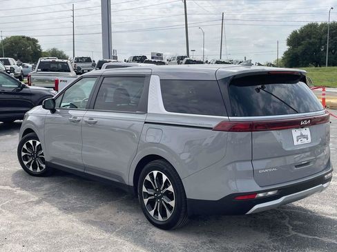 Used 2024 Kia Carnival EX FWD image 5