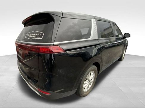 Used 2023 Kia Carnival LX image 11