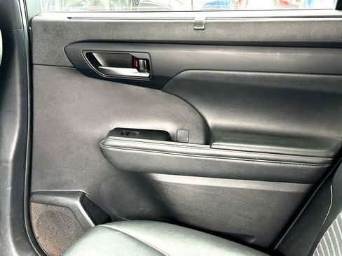 Used 2021 Toyota Highlander XSE FWD image 22