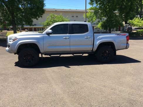 Used 2017 Toyota Tacoma TRD Sport w/ Premium & Technology Package AWD/4WD image 3