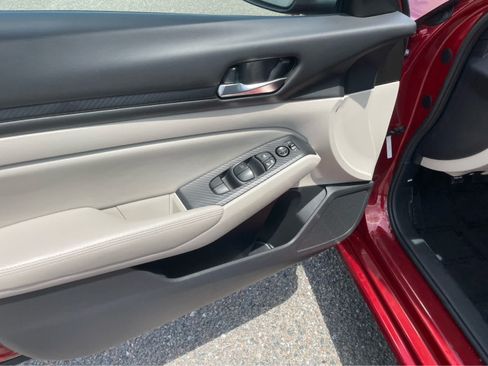 Used 2025 Nissan Altima 2.5 SV FWD image 11