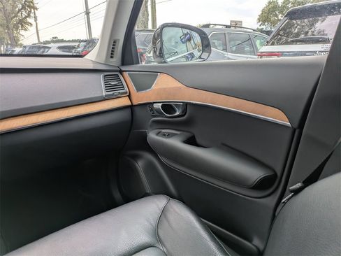 Certified 2022 Volvo XC90 T6 Momentum image 22