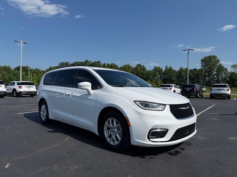 Used 2022 Chrysler Pacifica Touring-L FWD image 4