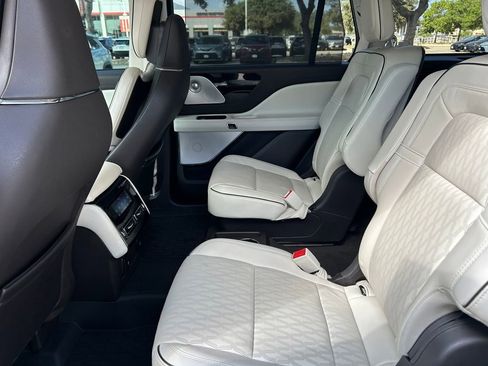 Used 2023 Lincoln Aviator Black Label AWD/4WD image 13