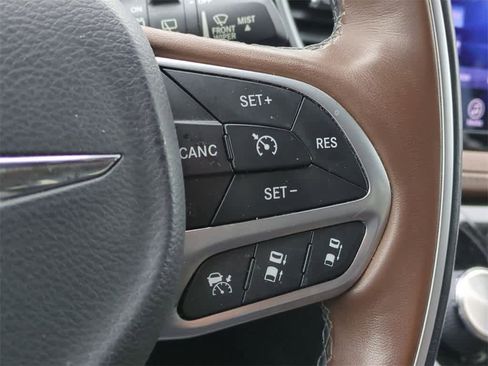 Used 2017 Chrysler Pacifica Limited image 24