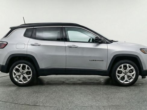 Used 2025 Jeep Compass Latitude image 11