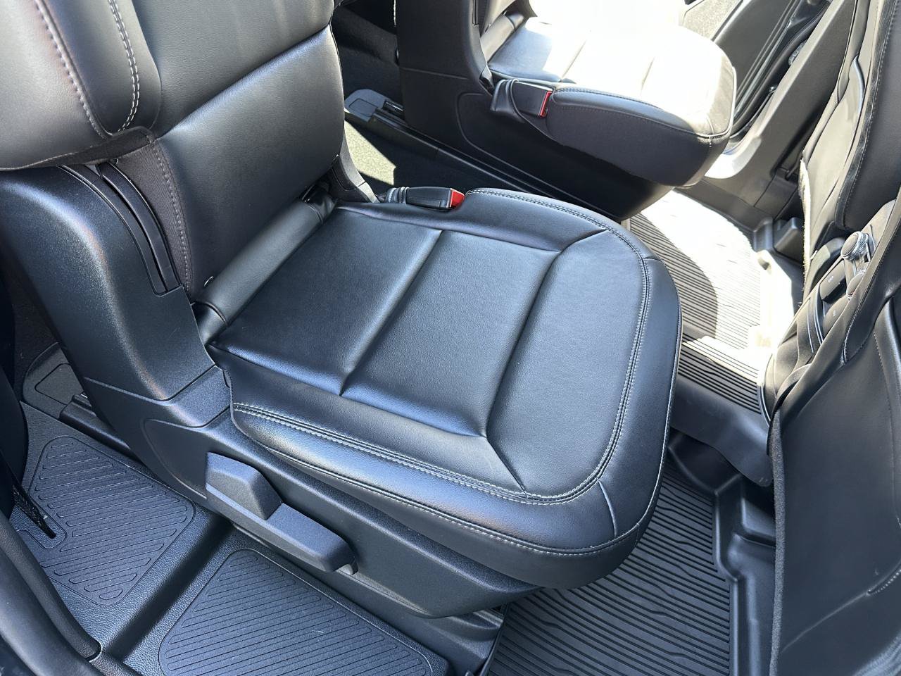 Used 2022 Ford Explorer XLT w/ Equipment Group 202A AWD/4WD image 40