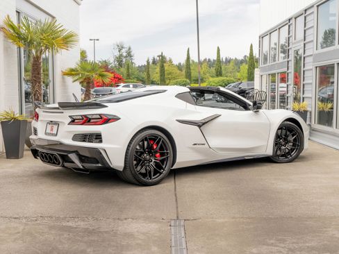 Used 2024 Chevrolet Corvette Z06 w/ Stealth Interior Trim Package RWD image 7