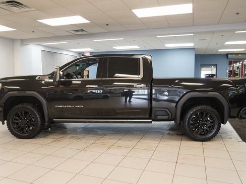 Used 2022 GMC Sierra 2500 Denali w/ Denali Black Diamond Edition image 2