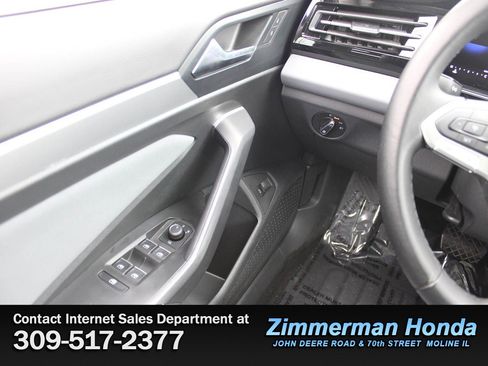 Used 2025 Volkswagen Jetta SE w/ Sunroof Package image 13