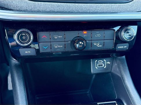 Used 2023 Jeep Compass Latitude image 17