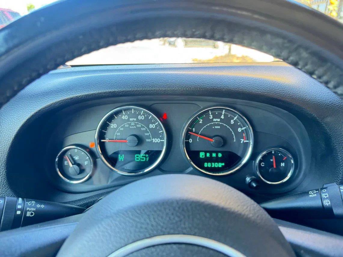 Used 2018 Jeep Wrangler Unlimited Sahara w/ Dual Top Group AWD/4WD image 15