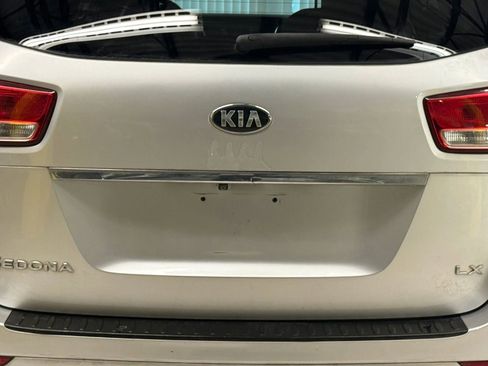 Used 2017 Kia Sedona LX image 11