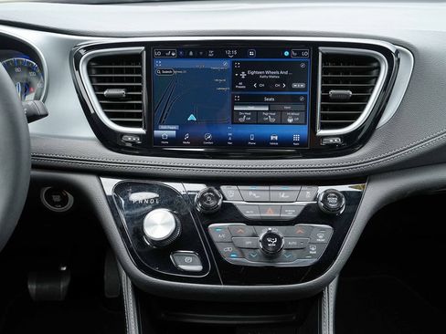 Used 2025 Chrysler Pacifica Limited FWD image 29