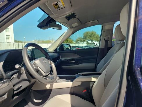 Used 2025 Toyota Grand Highlander XLE image 11