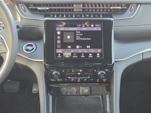 Used 2024 Jeep Grand Cherokee Altitude image 23