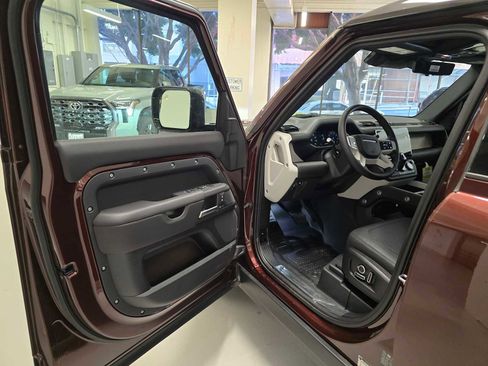 New 2026 Land Rover Defender 130 X-Dynamic SE image 21