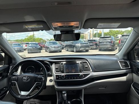 Used 2019 Toyota Highlander XLE FWD image 21