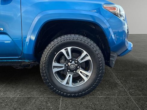 Used 2016 Toyota Tacoma TRD Sport w/ Premium & Technology Package image 9