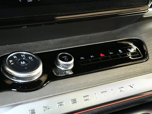 Used 2025 Ford Expedition Platinum AWD/4WD image 28