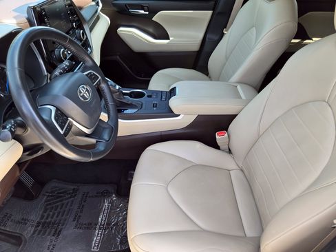 Used 2022 Toyota Highlander XLE FWD image 24