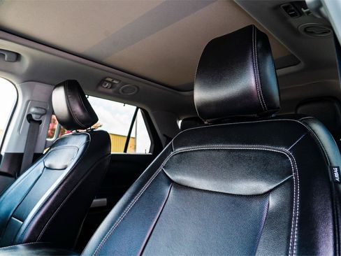 Used 2023 Ford Explorer Limited w/ Limited Technology Package RWD image 8
