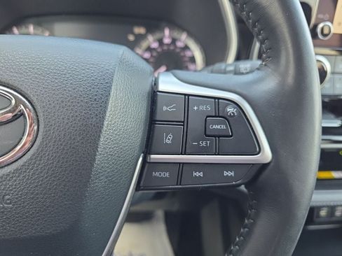 Used 2023 Toyota Highlander XLE AWD/4WD image 23