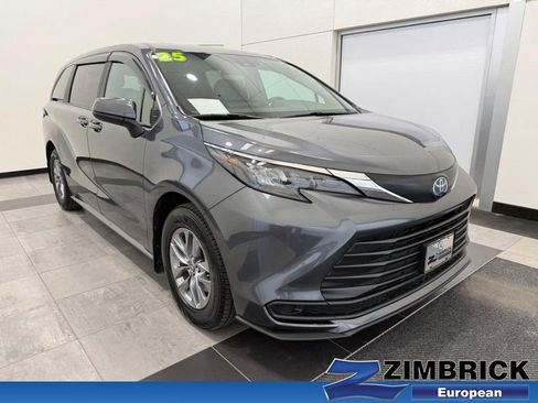 Used 2025 Toyota Sienna LE image 1