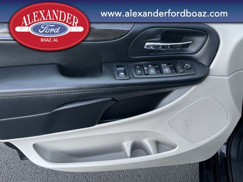 Used 2020 Dodge Grand Caravan SE w/ UConnect Hands-Free Group image 9