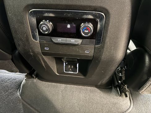 Certified 2025 Chevrolet Suburban Z71 AWD/4WD image 25