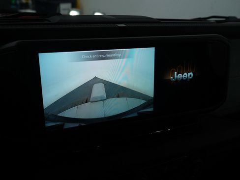 Used 2025 Jeep Wrangler Sahara image 21