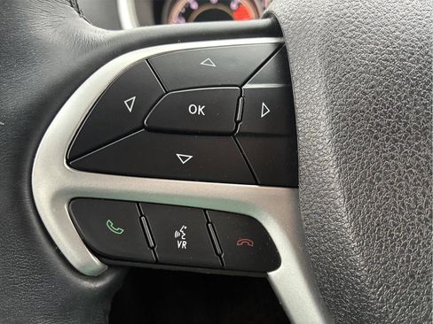 Used 2018 Jeep Cherokee Latitude Plus w/ Cold Weather Group AWD/4WD image 17