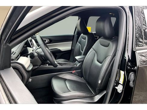 Used 2025 Jeep Compass Limited image 22